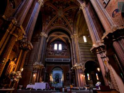 Questa � la parte della chiesa pi� spettacolare, l� dove volte, archi, capitelli...
